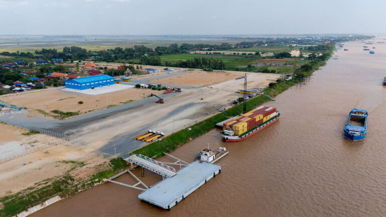 ចំណតផែរណបពហុបំណង LM២៦