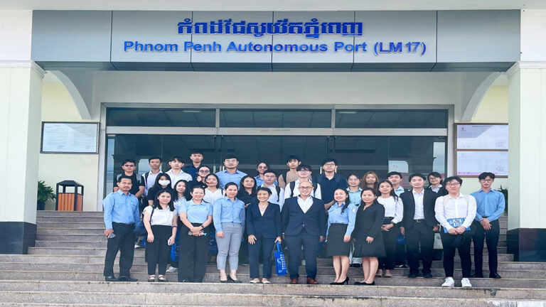 តំណាង CAMBODIA CAMMUNITY OF INVESTMENT PROFESSIONALS (CFA) និងនិស្សិតមកពីបណ្ដាសកលវិទ្យាល័យនានា ដើម្បីចុះទស្សនកិច្ចស្រាវជ្រាវអំពីព័ត៍មានទូទៅរបស់កំពង់ផែស្វយ័តភ្នំពេញ