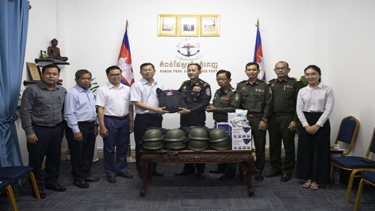 ក.ស.ភ. ប្រគល់ជូននូវអាវក្រោះការពារ មួកការពារ ម៉ាស់ការពារផ្សែងពុល និងថវិកាដល់វីរកងទ័ពកម្ពុជាក្នុងបញ្ជាការដ្ឋានយោធភូមិភាគទី៣